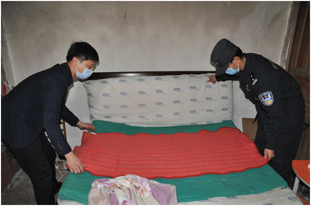 特警们给老人装好新床后，又铺上垫絮。 受访者供图