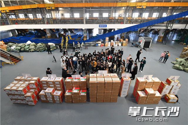 20日上午，一批由长沙市政府和爱心企业筹集的防疫物资满载着长沙人民的诚挚慰问和坚定支持，正式启程前往欧洲疫情最严重的意大利。 长沙晚报全媒体记者 王志伟 摄