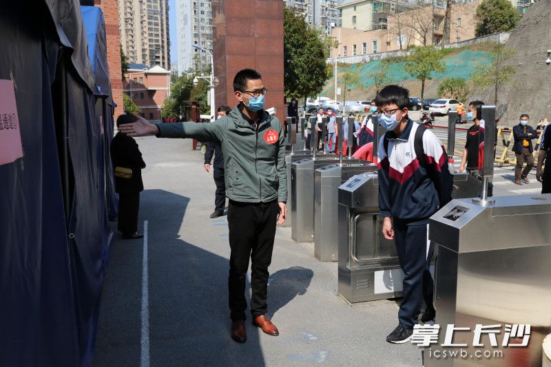 学生有序排队进入校园体温检测通道。均为通讯员供图