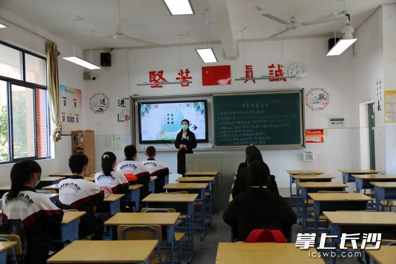 在教室里，学生单人单桌。