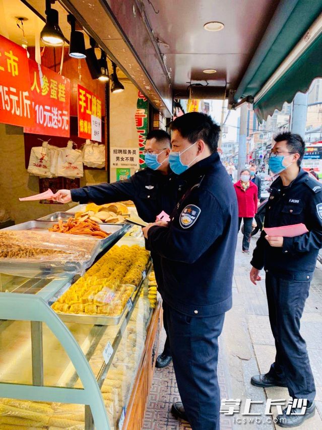 民警向辖区商铺发放毒品预防宣传册。通讯员 左峰 摄