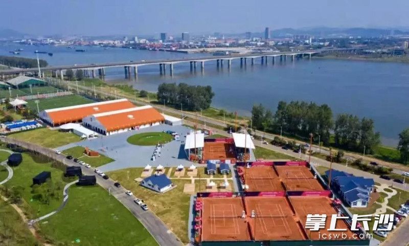 湖南月亮岛罗兰·加洛斯红土网球公园俯拍。受访者提供