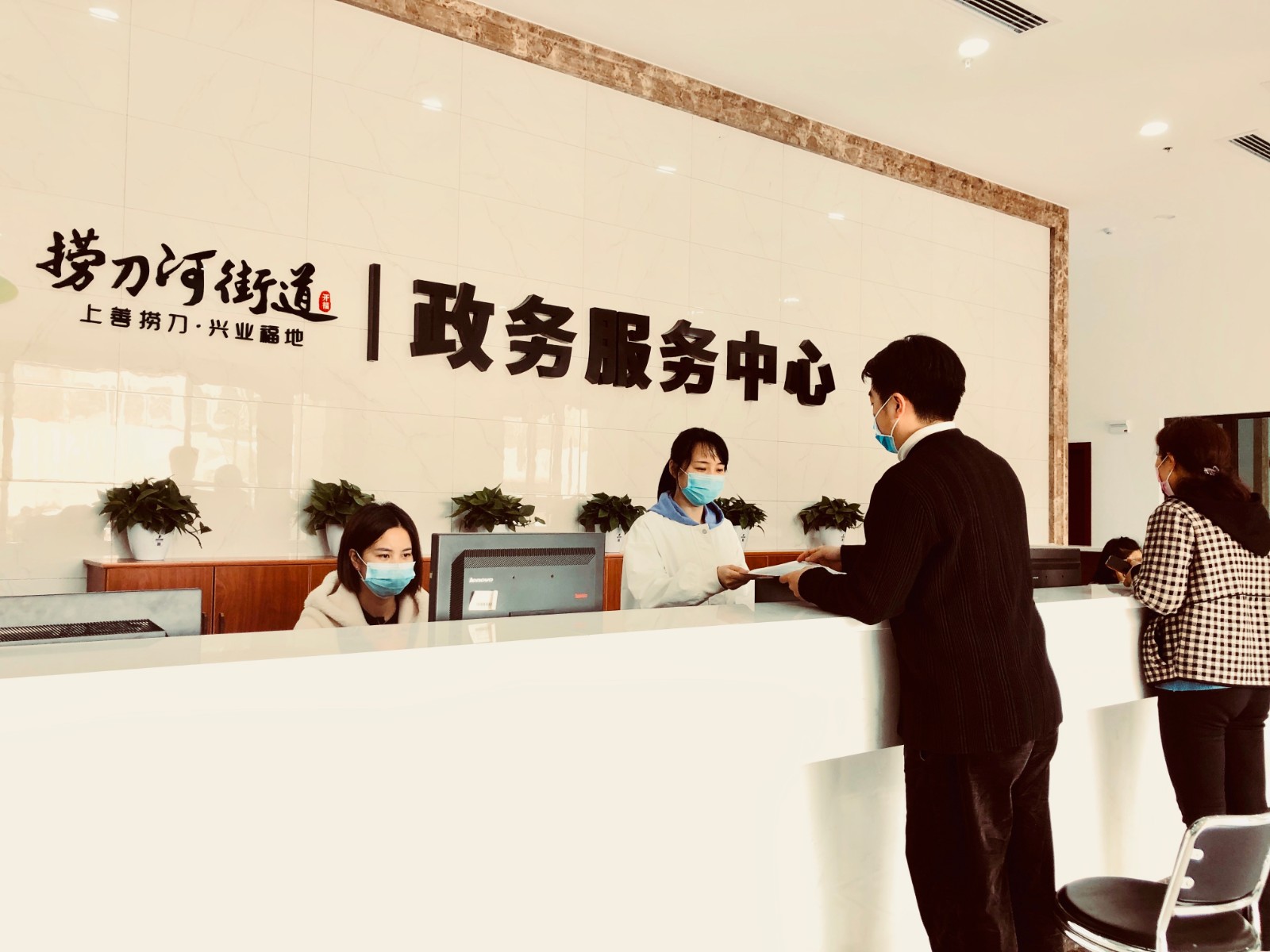 敞亮的政务服务中心就开在居民小区门口，办事方便又温馨。 通讯员 朱文萱 摄