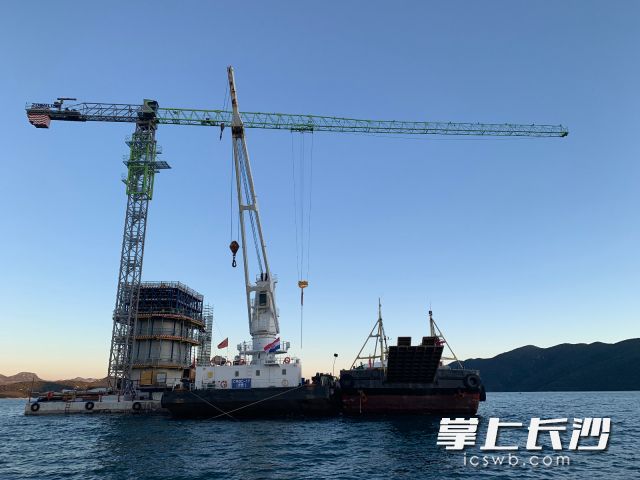 中联重科的塔机、升降机在参与克罗地亚国的“统一大桥”项目建设。成坤 供图