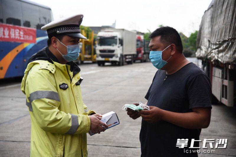 服务区内，长沙高速交警为货车驾驶人送上爱心口罩。长沙晚报全媒体记者 刘琦 摄