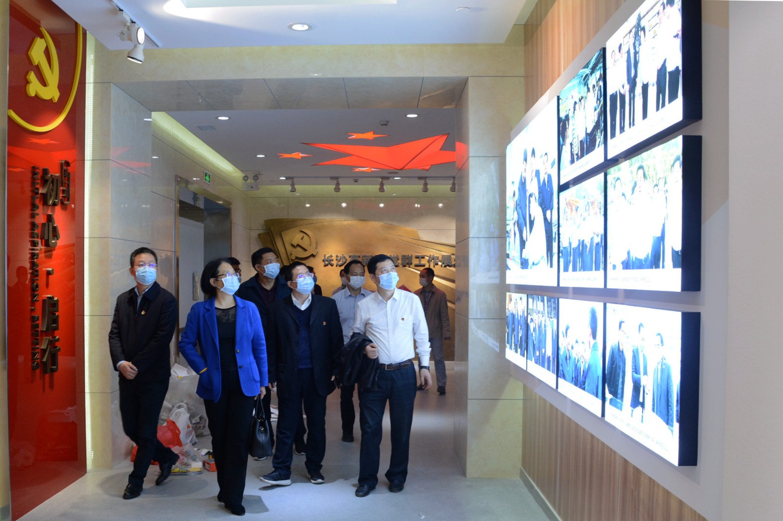 主题党日活动中，调研组考察长沙高新区党群服务中心。