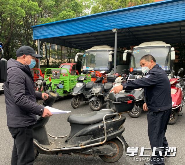 民警将被盗车辆返还给市民。长沙晚报全媒体记者 邓艳红 摄
