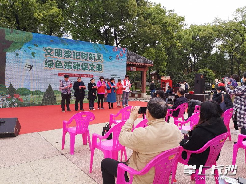 志愿者宣誓响应倡议。 志愿者宣誓响应倡议。