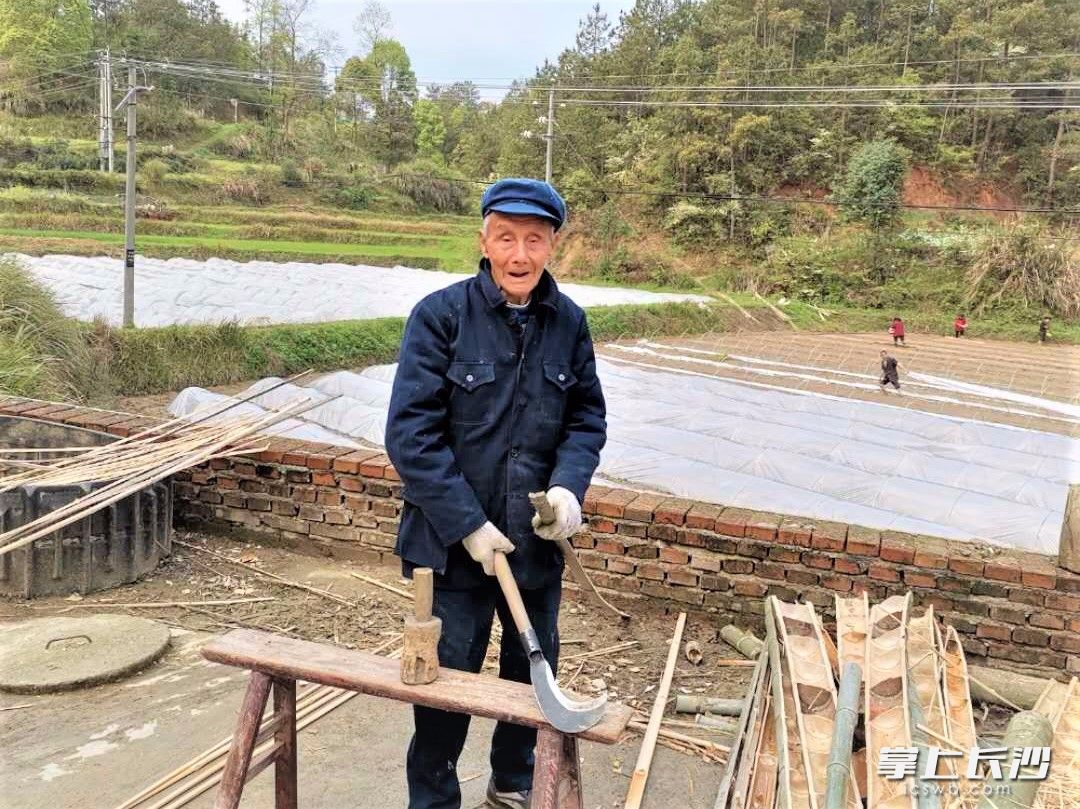 在宁乡灰汤镇洞庭村江对组，94岁的老党员张伏才还在为集体出一份力。