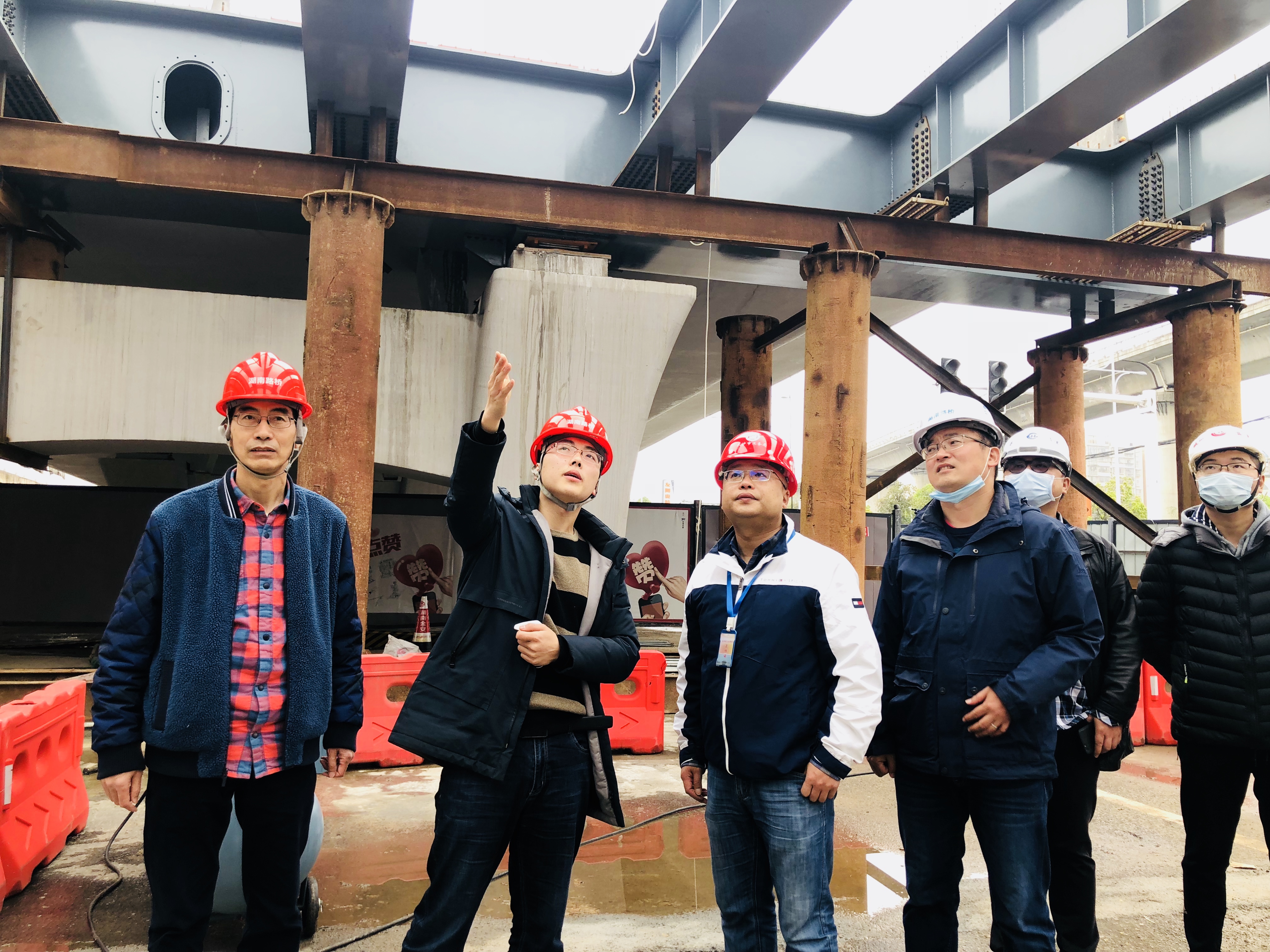 中国工程院院士聂建国设计团队在芙蓉南路快改施工现场查看“钢-混凝土叠合板组合梁技术”应用情况。 长沙晚报 全媒体记者 陈焕明 通讯员 蔡静 摄影报道