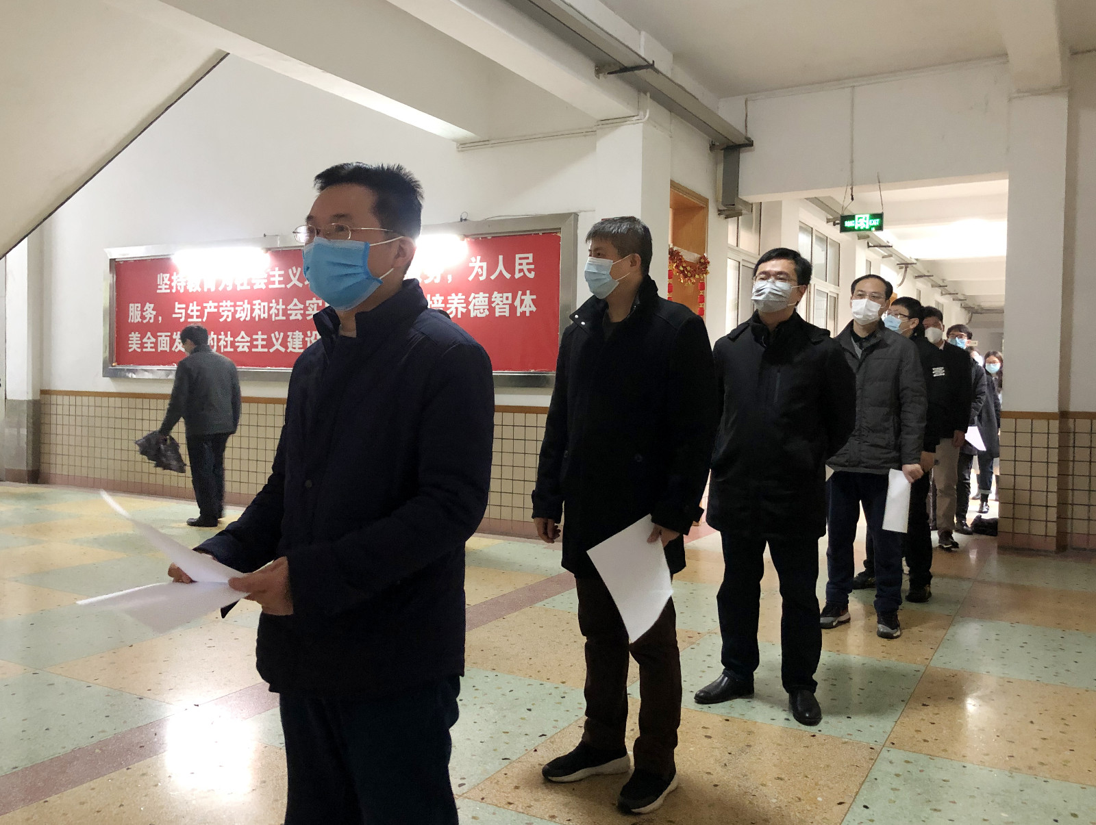 进入教室前，“学生们”有序排队接受二次体温检测。长沙晚报全媒体记者石祯专摄