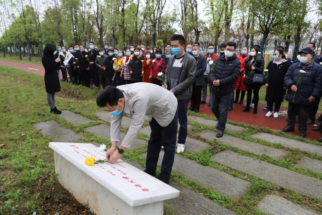 这几天来，到雷锋父母墓地祭扫的市民络绎不绝。长沙晚报通讯员 陈丹妮 摄