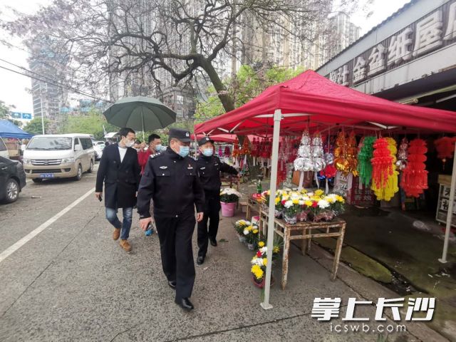 长沙警方联合有关部门对中心城区禁放措施落实情况开展现场督导。警方供图