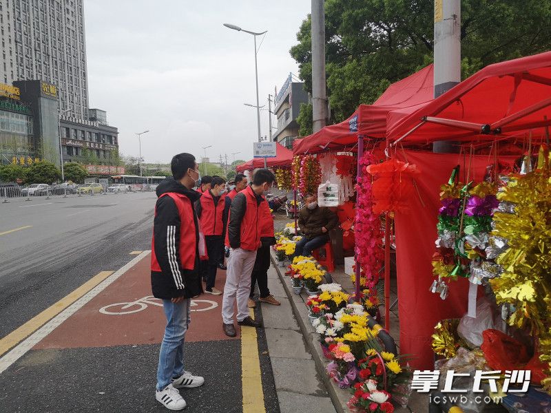 金盆岭志愿者巡查有无烟花鞭炮等违规用品摆卖情况。长沙晚报全媒体记者 王斌 摄