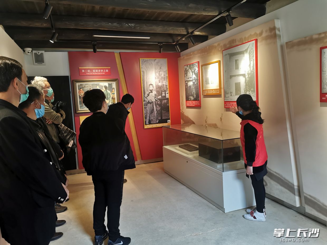 娃娃讲解员深情为参观者介绍缪伯英故居的历史文化故事。
