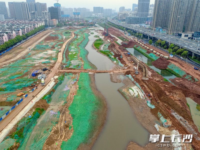 近日，圭塘河井塘段新旧河段换水工程正式完成，新河道蜿蜒曲折，显得十分灵动生趣。均为长沙晚报全媒体记者 陈飞 摄