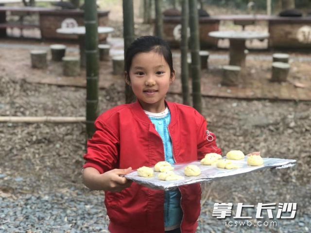 小顽国亲子乐园内，孩子们端出新鲜出炉的窑烤面包。