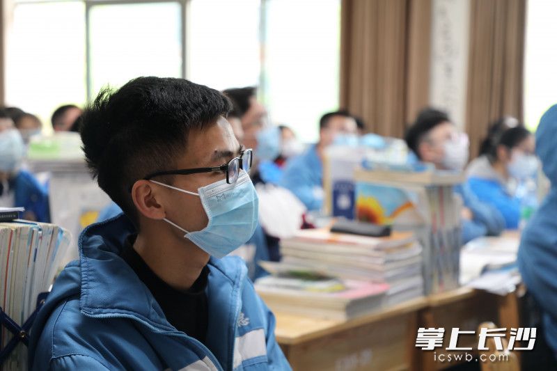明德中学高三学生专心听开学第一课。学校供图