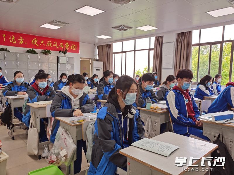 今日，全市高三学生迎来了复学的日子。图为湖南师大附中学子回到了久违的教室。长沙晚报全媒体记者 舒文 摄