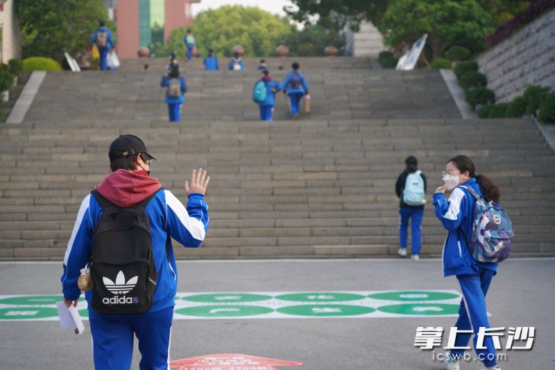 在校门口，学校张贴了“一米文化圈”，旨在提醒学生在校内尽量保持一米的安全距离。长沙晚报通讯员 罗辑学 摄