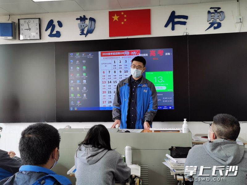 G1720班学生张亦驰在讲台上分享此次疫情对他的激励。长沙晚报全媒体记者 舒文 摄