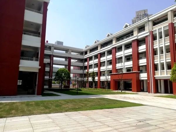 兴联小学规划设计为42个班，预计新增1890个学位。