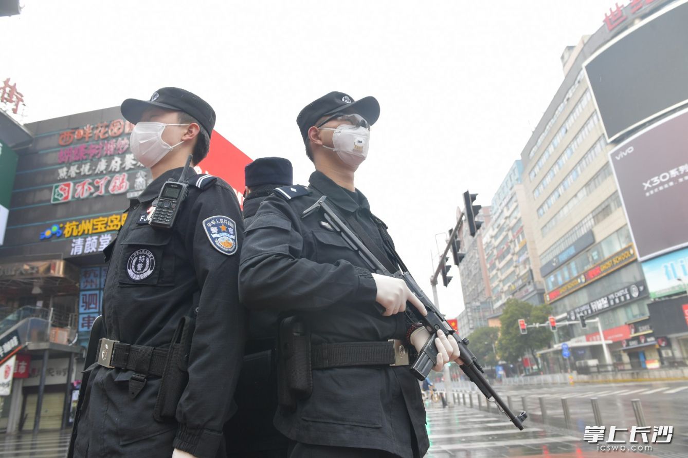 长沙特警们在街头执勤，守护平安。 长沙市公安局供图