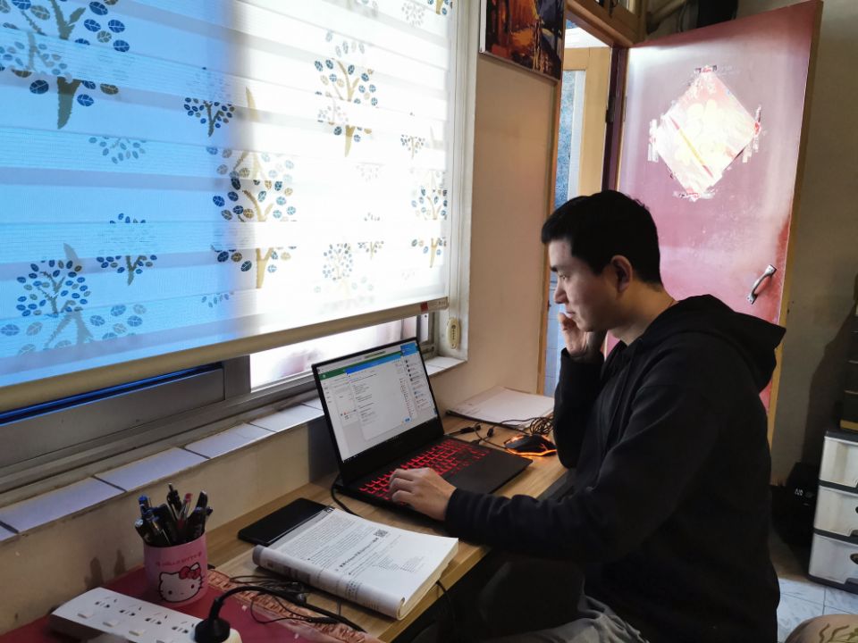 湖南工业职业技术学院实习指导老师与学生在线交流。