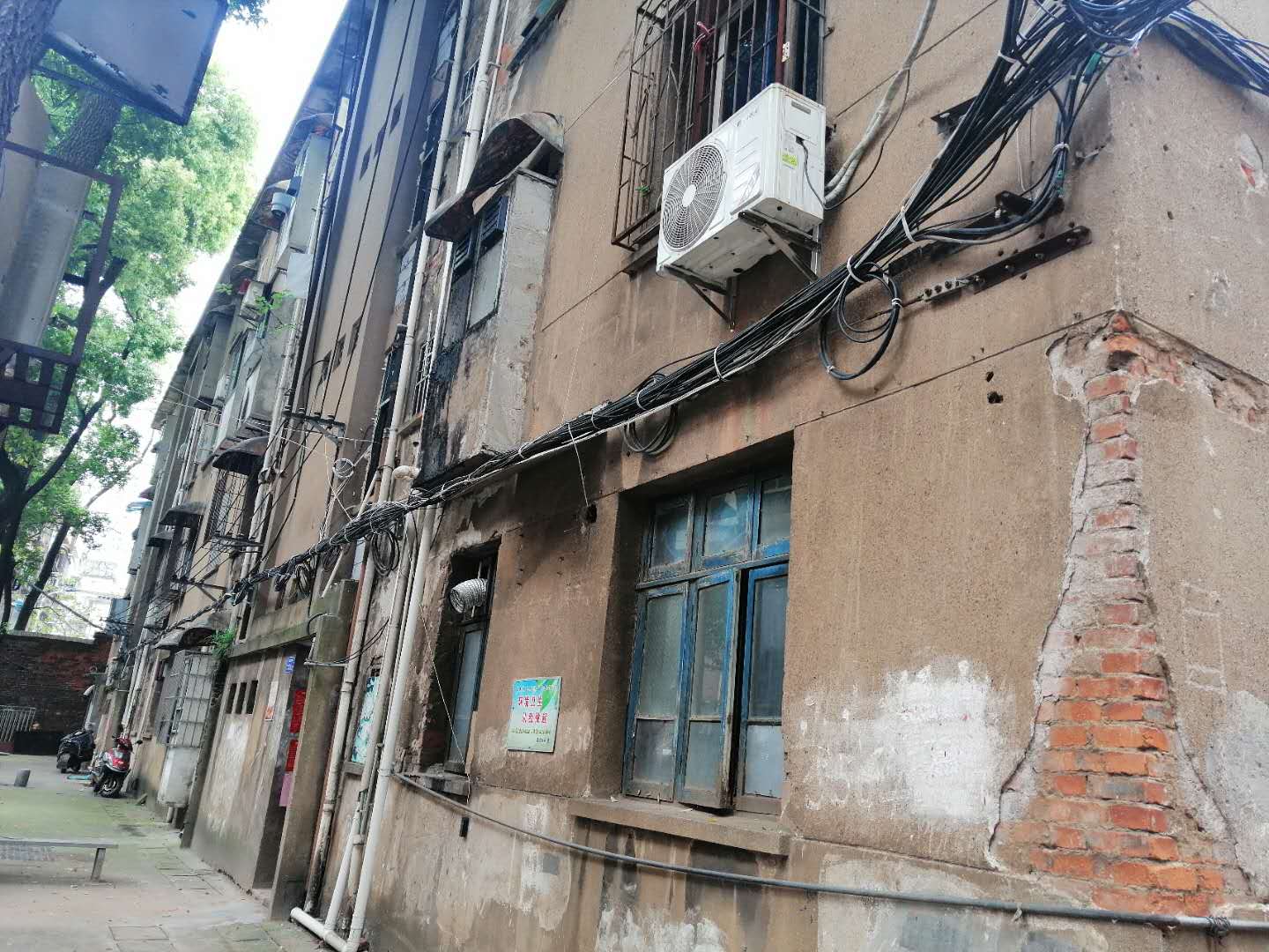 妹子山小区内即将改造的“70后”老居民楼。