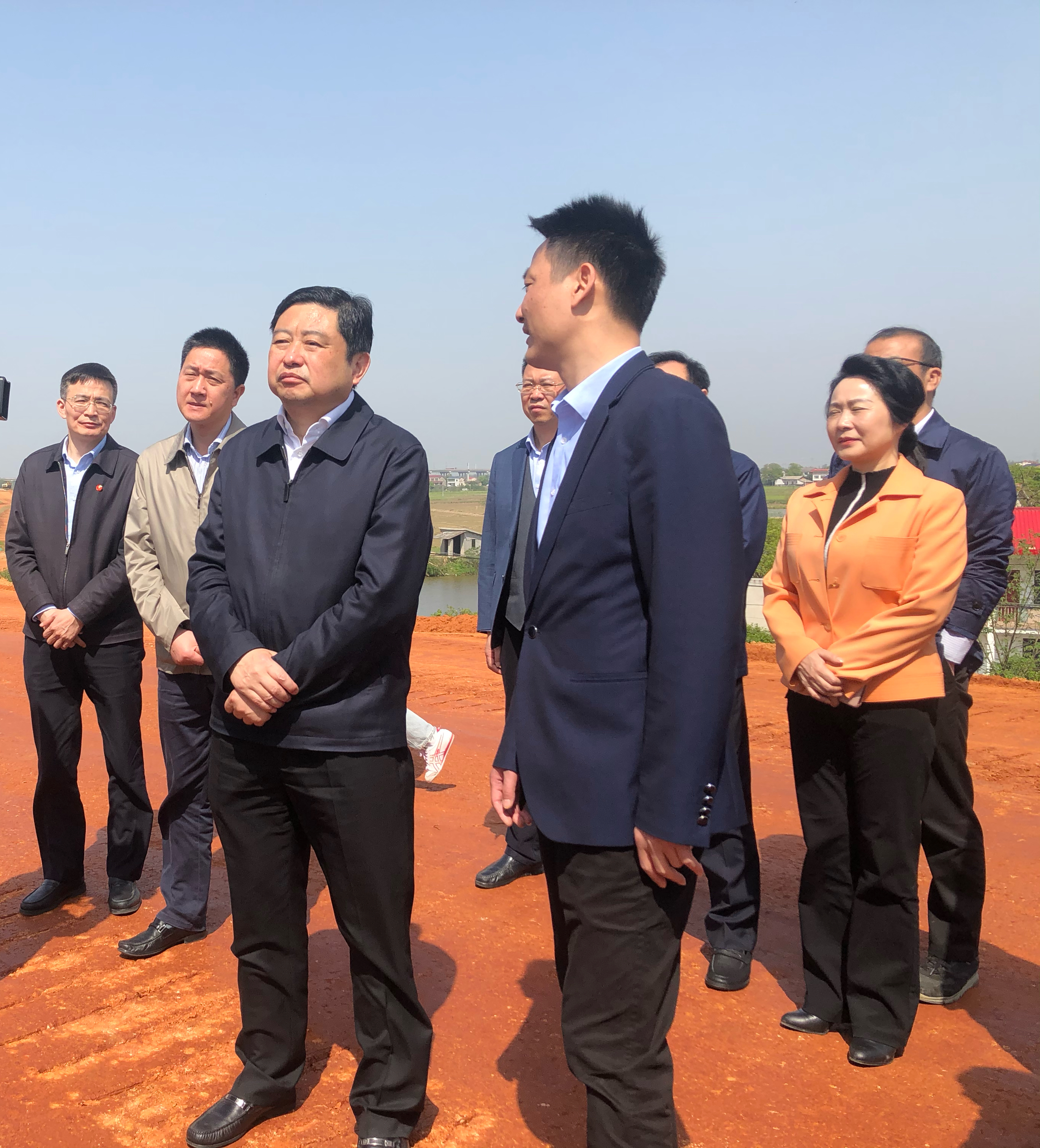 在大众垸防洪综合整治工程现场，夏建平实地了解了项目规划及建设进度。 