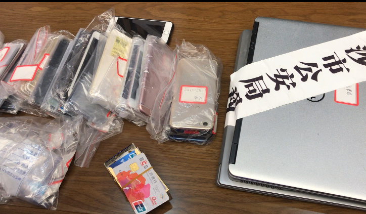 警方查获的部分涉案物品。 长沙晚报全媒体记者 聂映荣 摄