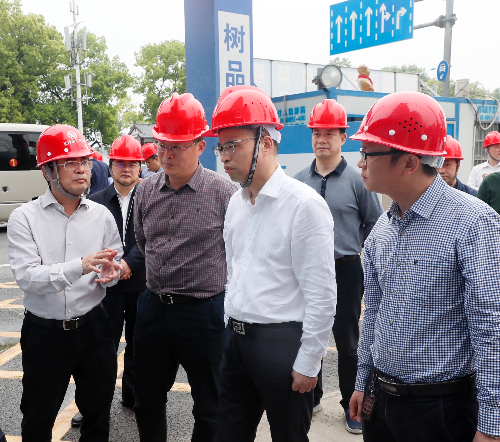 蔡亭英一行检查小西门泵站末端调蓄设备及停车场共建项目施工进展情况。长沙晚报通讯员徐拓摄。