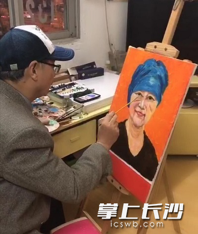 李济和在创作李兰娟院士的画像。