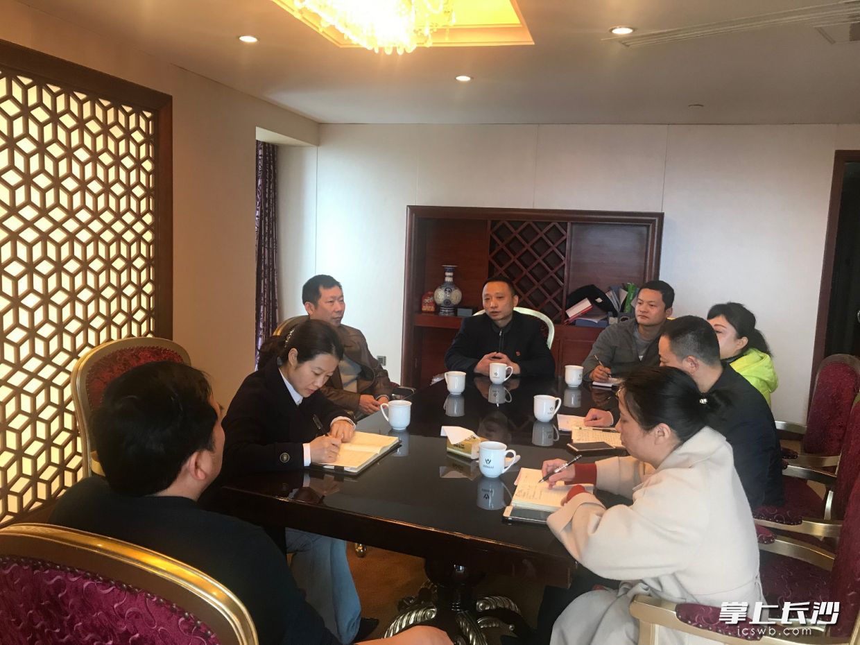 街道工委书记李群素和办事处主任潘邵辉带队，走访银谷国际社区金麓郁锦香酒店，解决酒店复工困难。