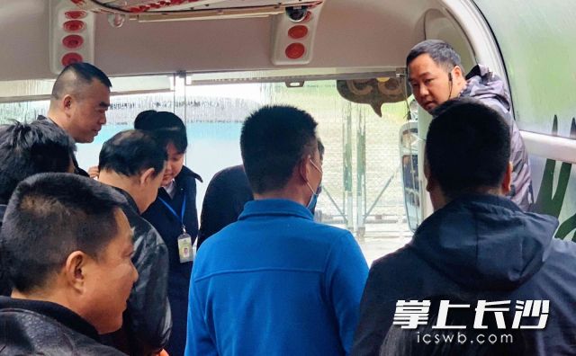今日，长沙生态动物园在豹区组织开展“猛兽区车辆抛锚应急救援”演练。图片均为长沙晚全媒体记者 贺文兵 通讯员 刘姝伶 摄影报道