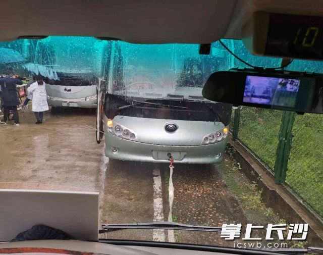 救援人员使用国内首创的自助式牵引设备将事故车辆拖出危险区域。