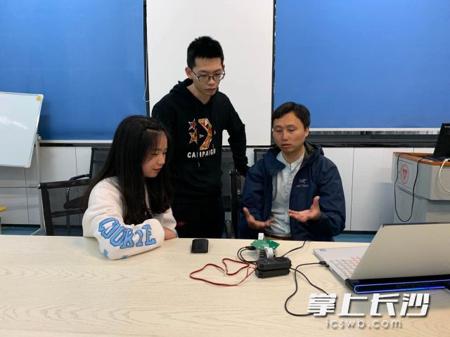 老师在指导学生完善产品。