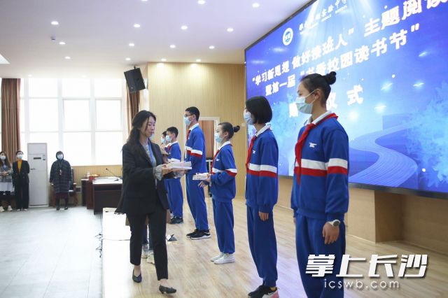 长沙市新华书店相关负责人向雅礼洋湖学子赠书。长沙晚报通讯员 郭丰 摄