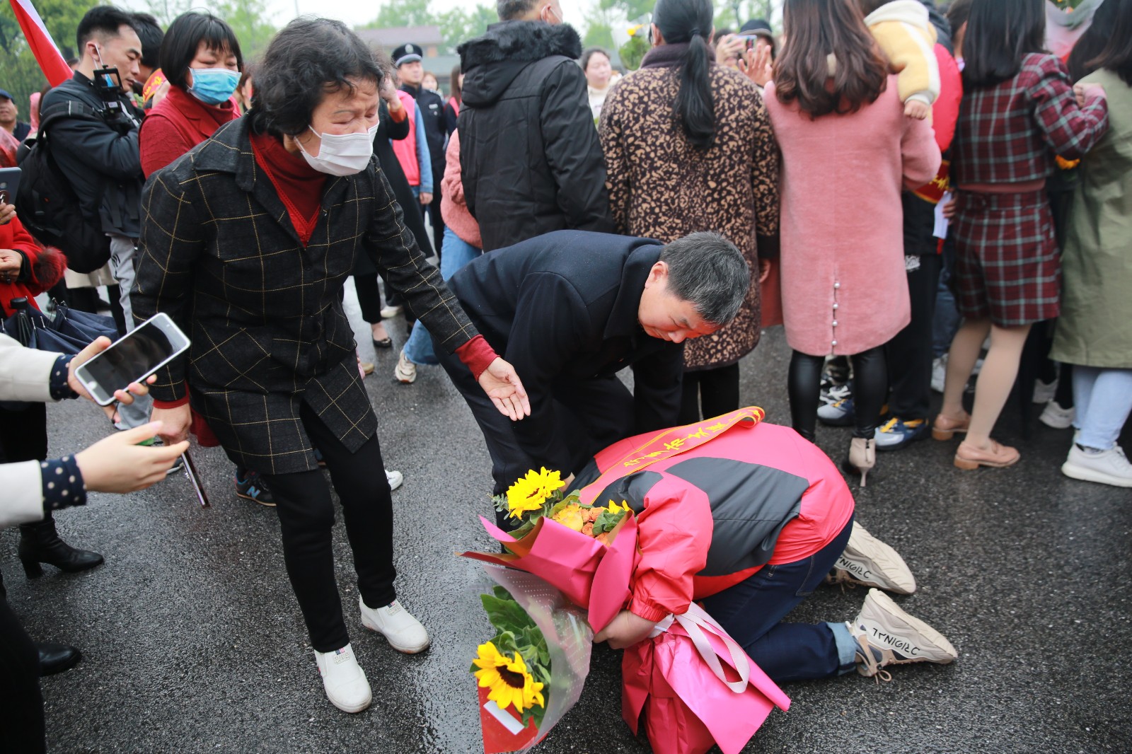 百感交集的何奇双膝跪地谢父母。图片均为长沙晚报全媒体记者 贺文兵 通讯员 刘静 杨慧 摄影报道