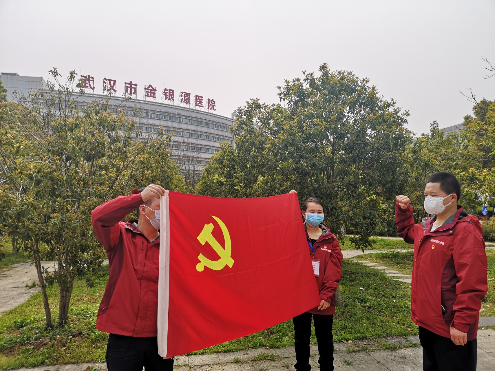 何奇火线入党。