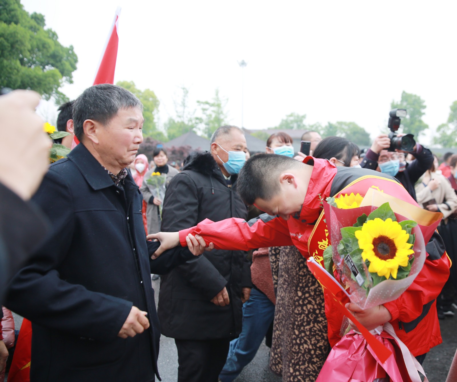 回来了，何奇悲喜交加。