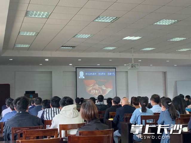 民警走进企业，开展“知识产权保护”讲座。全媒体记者 邓艳红 摄
