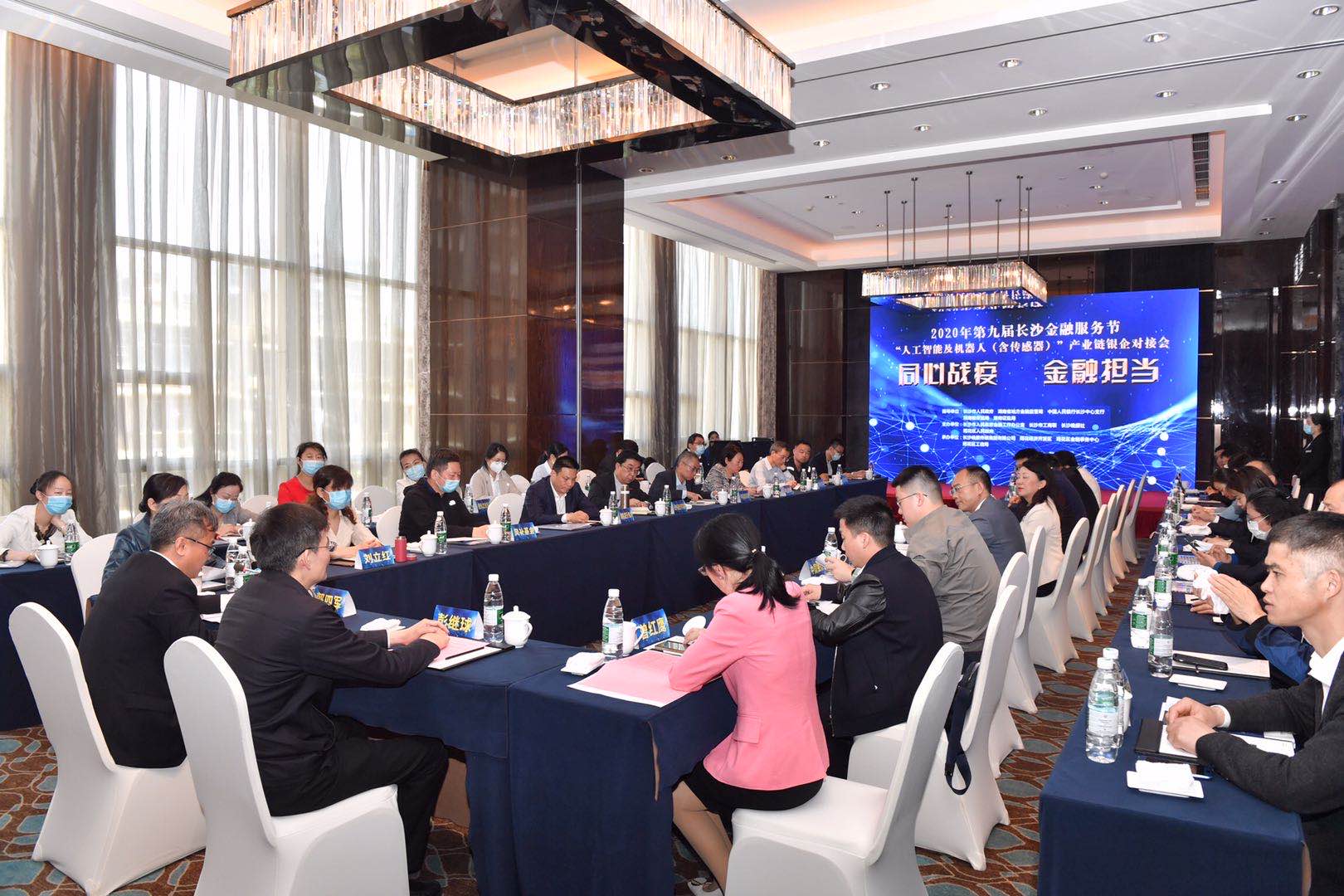 “人工智能和机器人(含传感器)”产业链银企对接会上,银企代表直接沟通解决问题。长沙晚报全媒体记者 邹麟摄 “人工智能和机器人(含传感器)”产业链银企对接会上,银企代表直接沟通解决问题。长沙晚报全媒体记者 邹麟摄