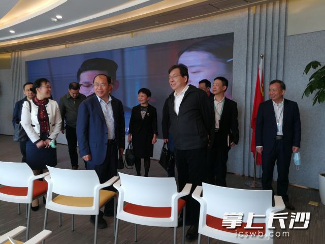 今天，省政协副主席、省工商联主席张健来长沙，就维护民营企业合法权益开展调研。图为张健（前右)在湖南天地人律师事务所调研。长沙晚报全媒体记者  黎铁桥 摄