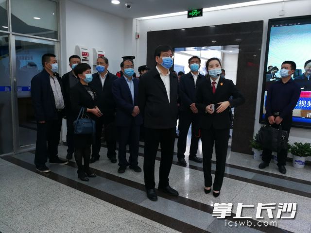 图为省政协、省工商联调研组在雨花区总商会商事调解中心调研。长沙晚报全媒体记者 黎铁桥 摄