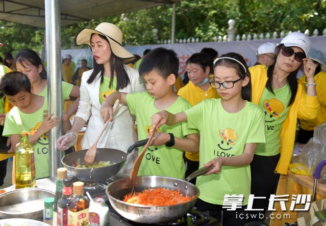 在厨艺展示环节，“小食神”用实力征服现场师生和家长。长沙晚报全媒体记者 石祯专 摄