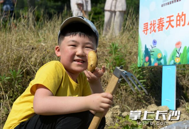 一名学生在展示“战果”。长沙晚报全媒体记者 石祯专 摄