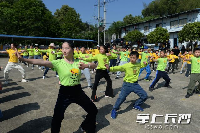 开学典礼上，老师带领学子们练习了八段锦、形意拳等传统武术。长沙晚报全媒体记者 石祯专 摄