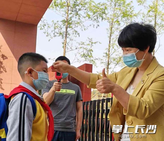 “校长妈妈”为长沙师范附属创远小学的复课学生们一一点赞