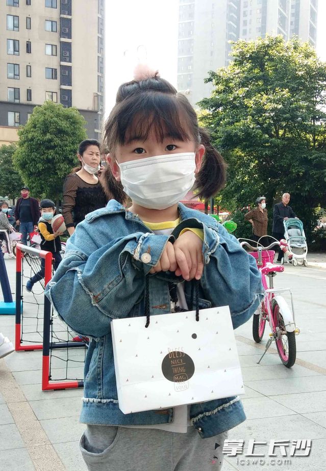 浏阳河街道万科党群服务中心的志愿者为辖区小学的小朋友们发放入校惊喜小礼包。